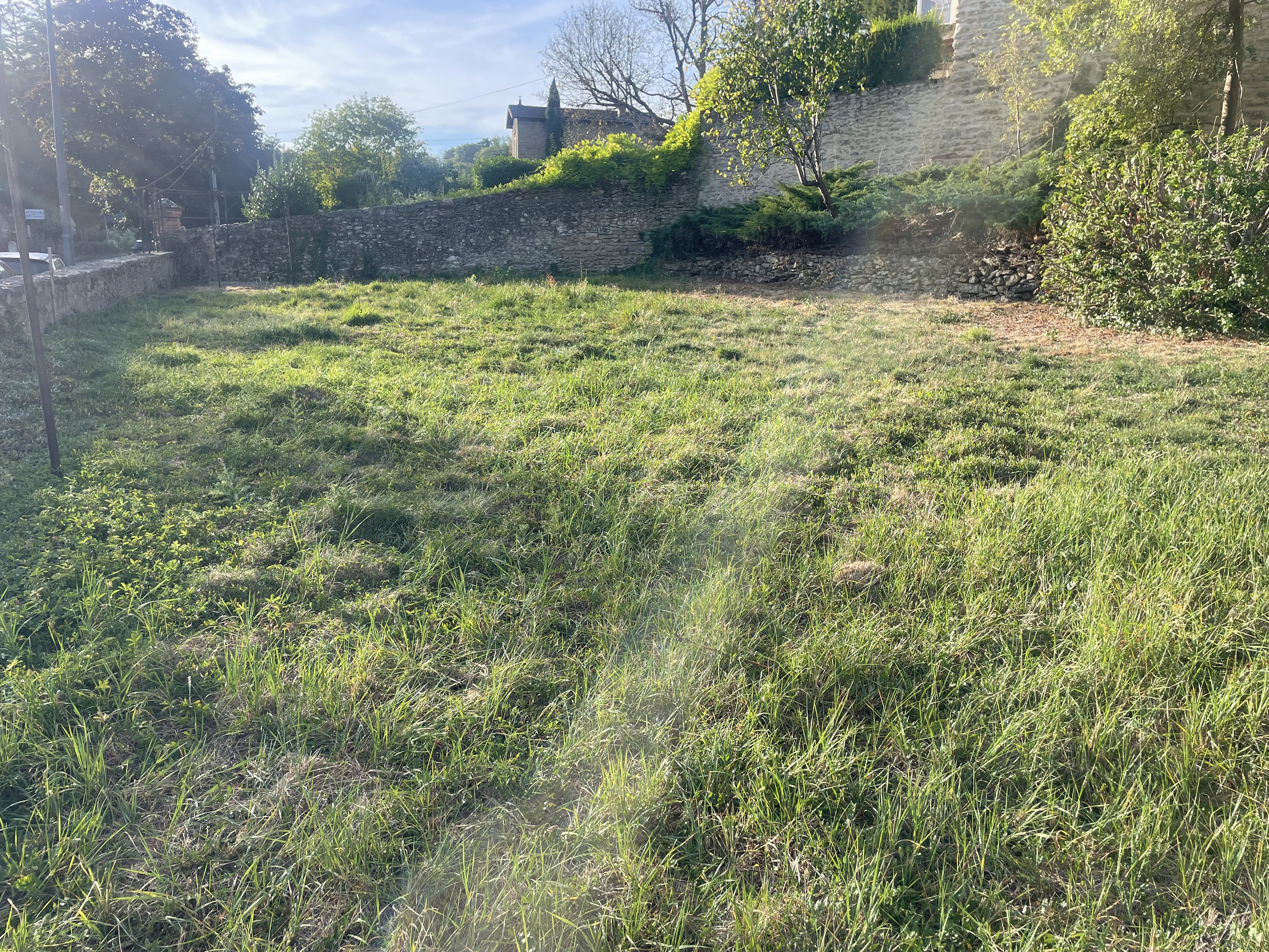 Terrain à Civrieux-d'Azergues - 408 m² en centre-ville pour 130 000 €